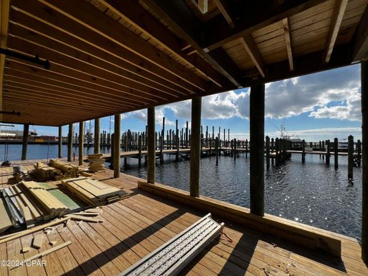 Exterior, Lake