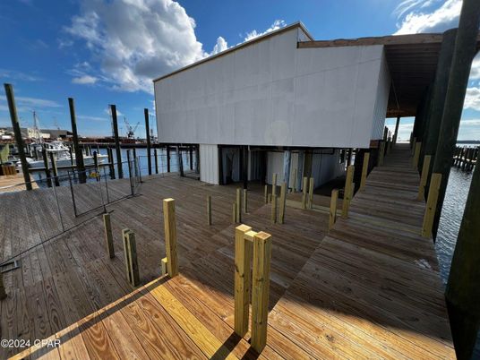 Exterior, Lake