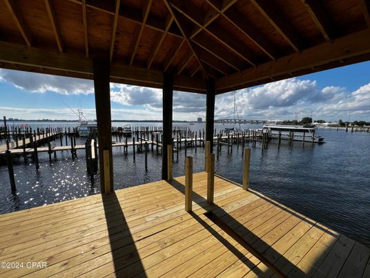 Exterior, Lake