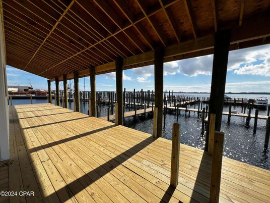 Exterior, Lake