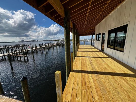 Exterior, Lake