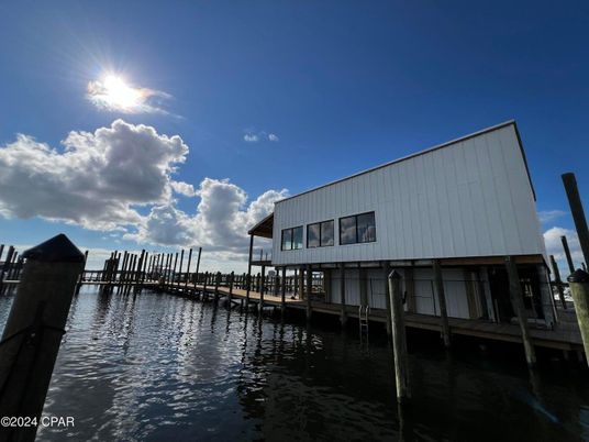 Exterior, Lake