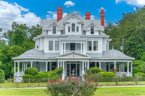 Exterior, Facade, Queen Anne Victorian