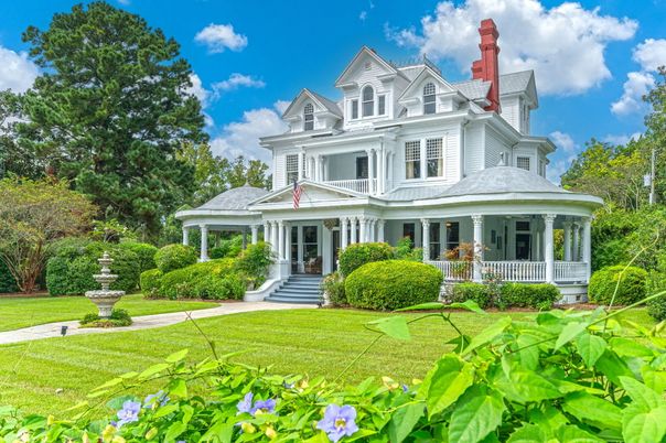 Exterior, Facade, Queen Anne Victorian