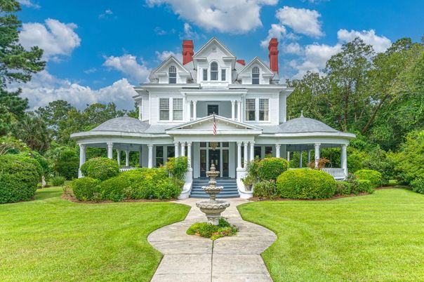 Exterior, Facade, Queen Anne Victorian