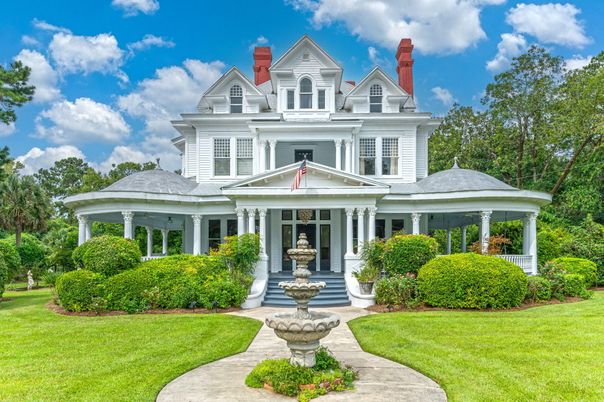 Exterior, Facade, Queen Anne Victorian