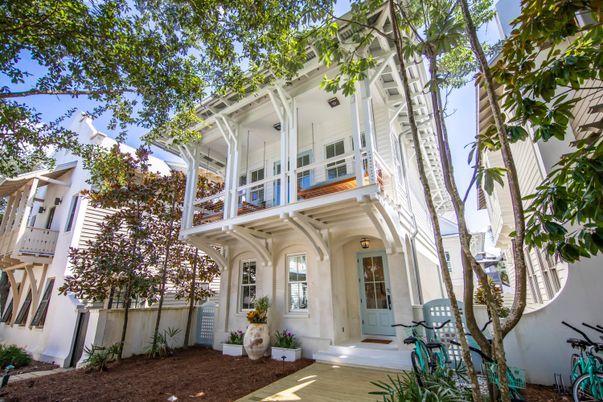 Exterior, Facade, Queen Anne Victorian