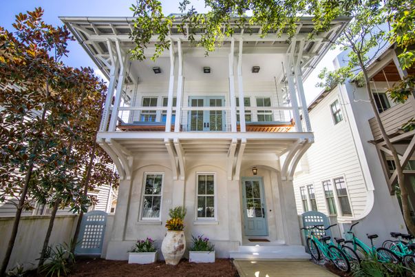 Exterior, Facade, American Foursquare