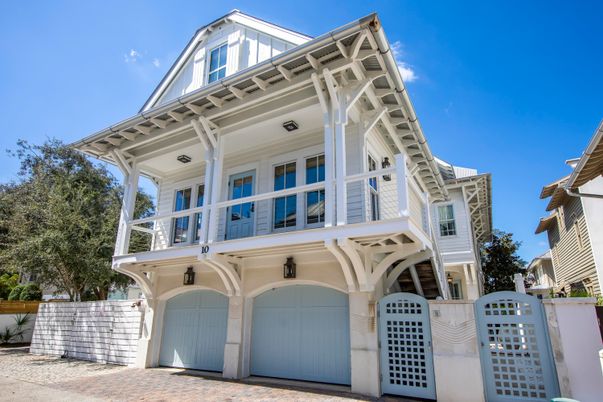Exterior, Facade, Queen Anne Victorian