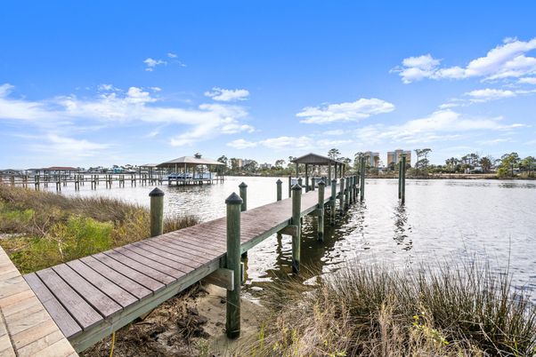 Exterior, Lake
