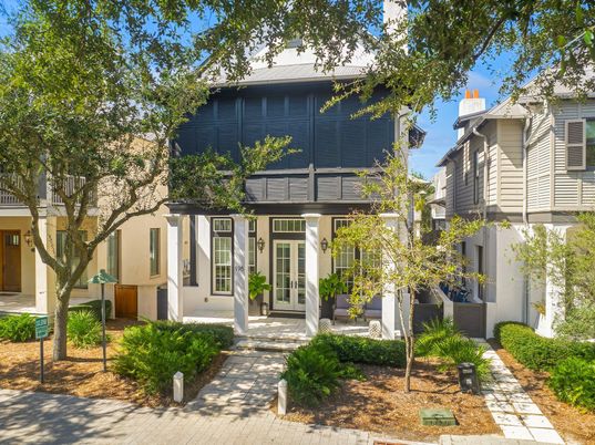 Exterior, Facade, American Foursquare