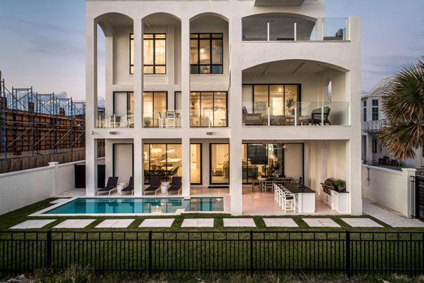 Exterior, Facade, Pool, Modern