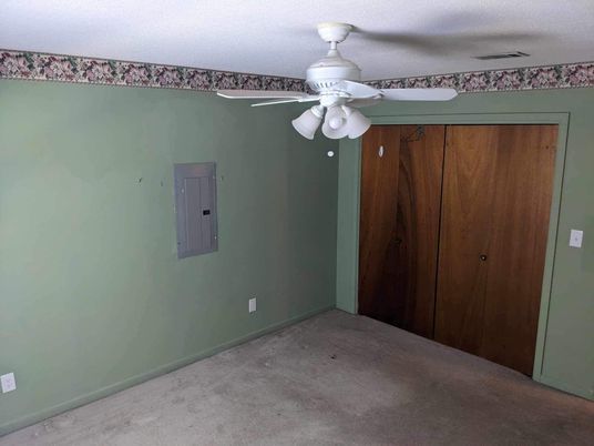 Empty room, Interior