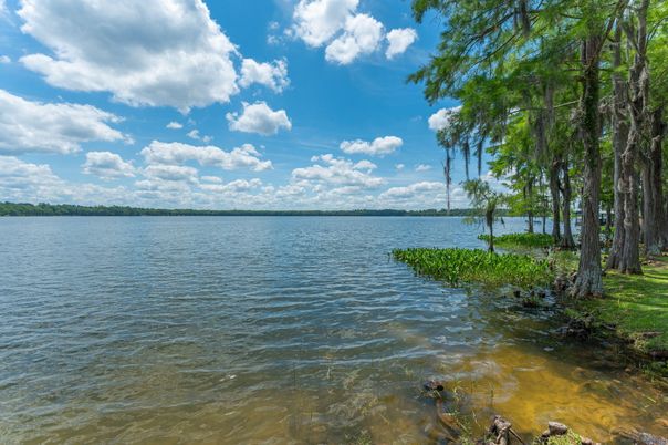 Exterior, Lake