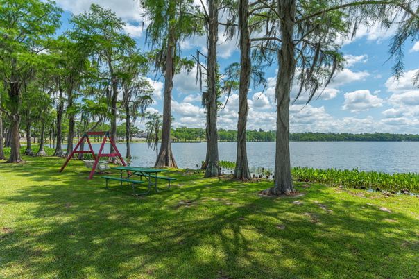 Exterior, Lake