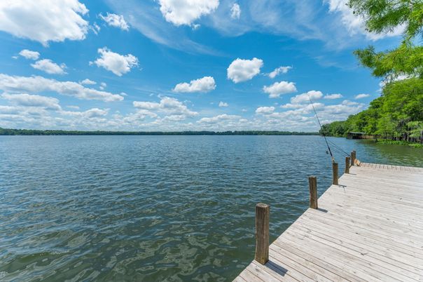 Exterior, Lake
