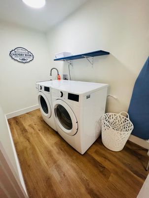 Interior, Washer, Wood Texture Flooring