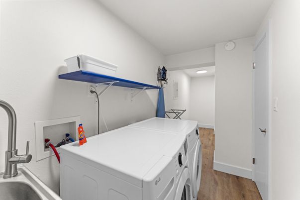 Interior, Recessed Lighting, Washer, Wood Texture Flooring