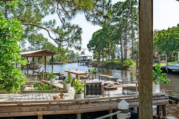 Exterior, Lake