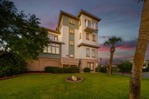 Attached, Backyard, Exterior, Facade, Modern