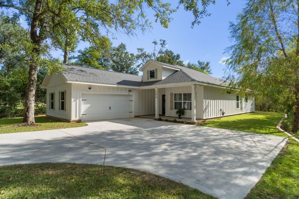 Attached, Exterior, Facade, Farmhouse