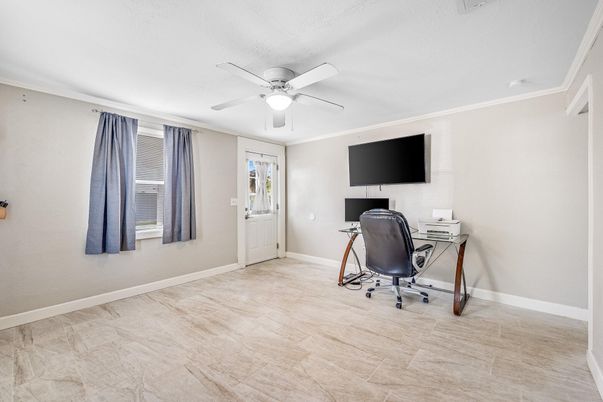 Home Office, Interior