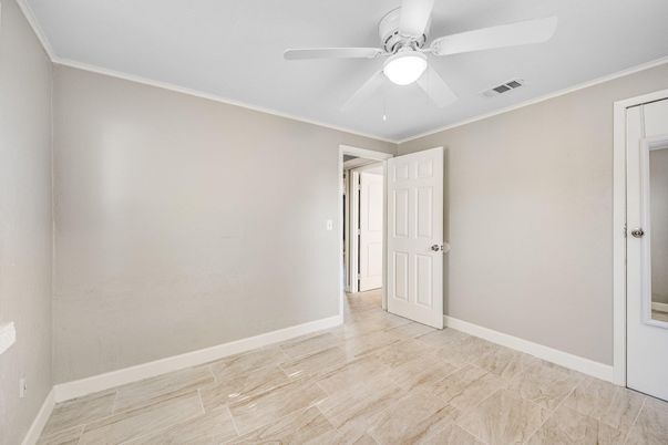 Empty room, Interior
