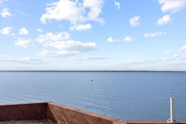 Exterior, Lake