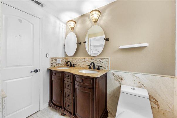 Bathroom, Dual Sink Vanities, Interior