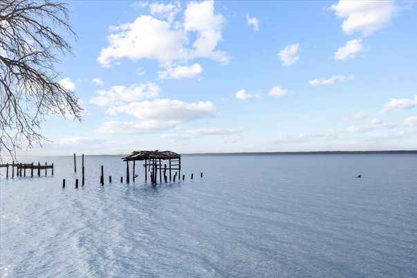 Exterior, Lake
