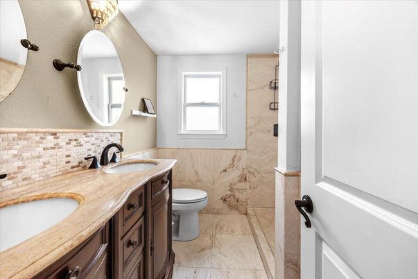 Bathroom, Dual Sink Vanities, Interior