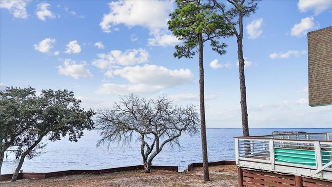 Exterior, Lake
