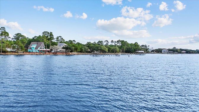 Exterior, Lake
