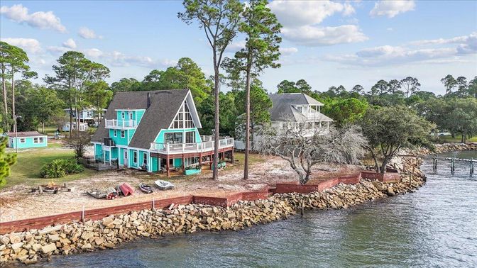 Exterior, Lake