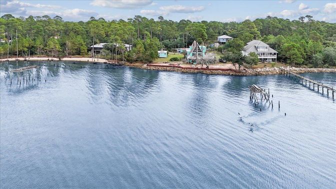 Exterior, Lake