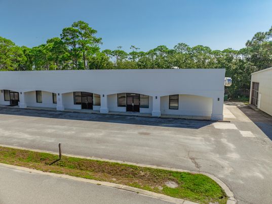 Exterior, Facade, Ranch