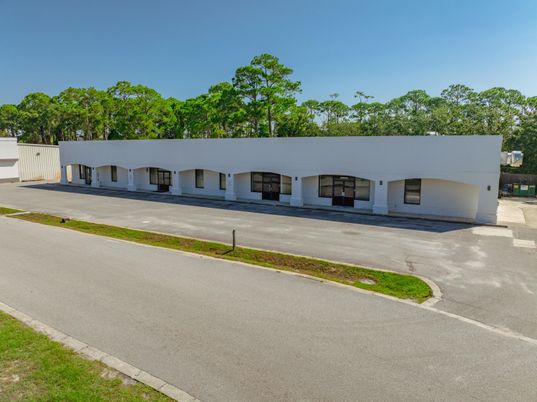 Exterior, Facade, Ranch