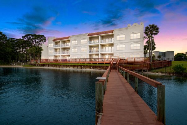 Exterior, Lake
