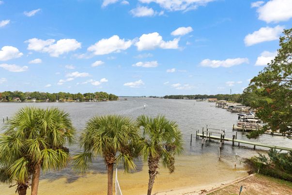 Exterior, Lake