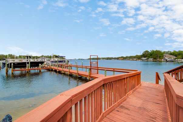 Exterior, Lake