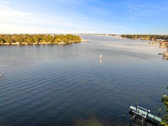 Exterior, Lake
