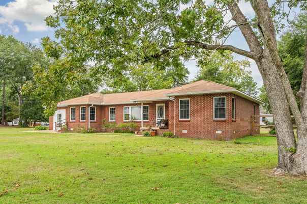 Backyard, Exterior, Facade, Brick Facade, Ranch