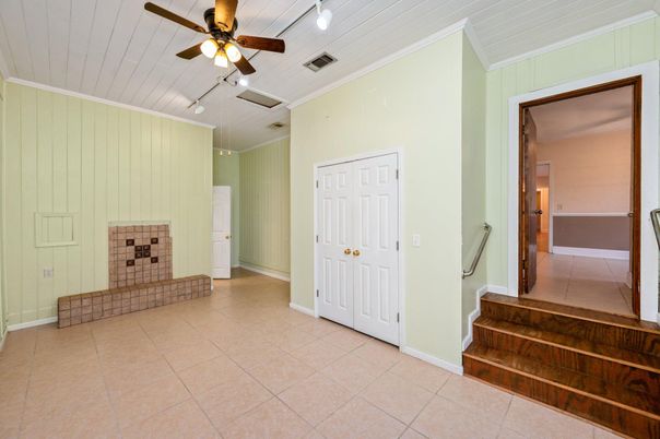 Empty room, Interior