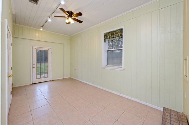 Empty room, Interior