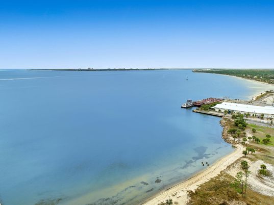 Exterior, Lake