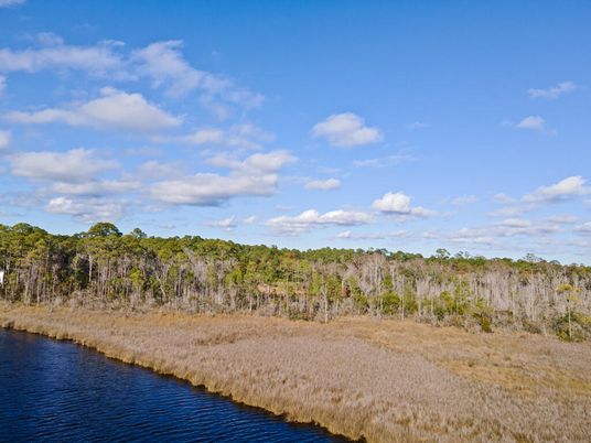 Exterior, Lake
