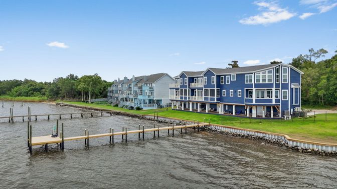 Exterior, Lake