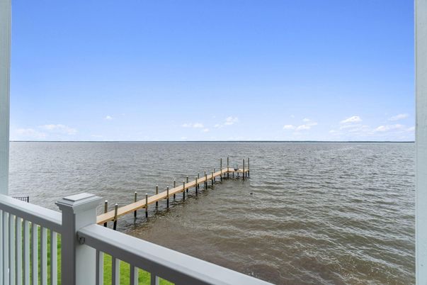 Exterior, Lake