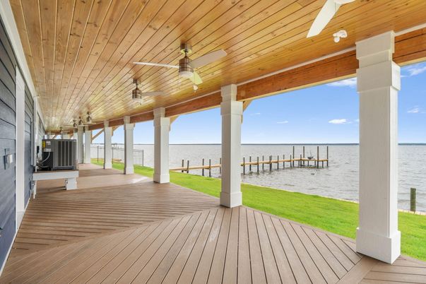 Exterior, Lake