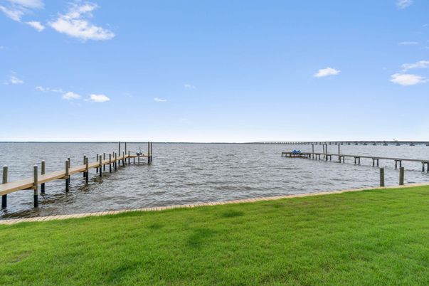 Exterior, Lake